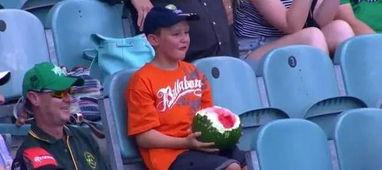 义乌小男孩吃瓜,一瓜成名,瓜香四溢