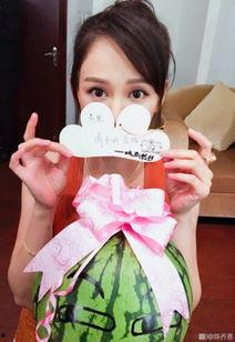 和粉丝合影吃瓜,明星现场吃瓜欢乐多